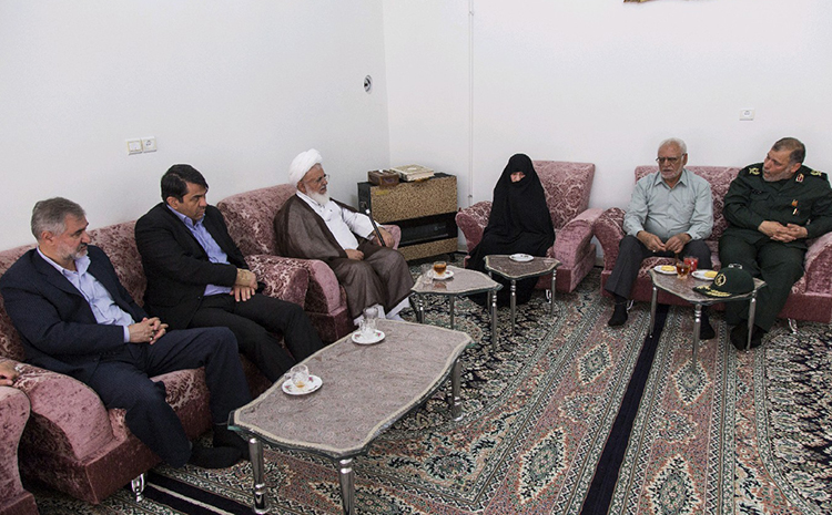 گزارش تصویری/ دیدار جمعی از مسئولان استان یزد با خانواده شهدا&zwnj;