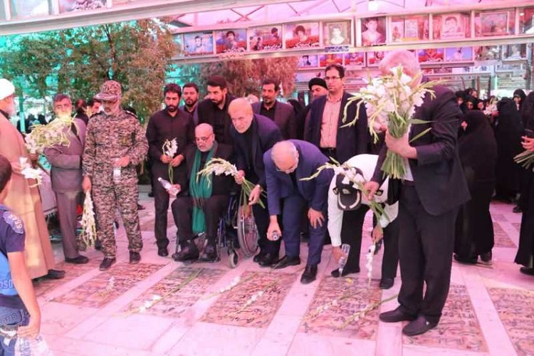 گلزارهای شهدای دفاع مقدس و مدافعان حرم گلباران شد