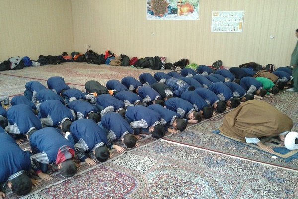 آماده&zwnj;سازی نمازخانه&zwnj;های مدارس ملایر برای برگزاری نماز جماعت
