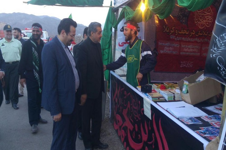 دلباختگان مراسم اربعین از زوار اباعبدالله الحسین(ع) پذیرایی میکنند دلباختگان مراسم اربعین از زوار اباعبدالله الحسین(ع) پذیرایی میکنند