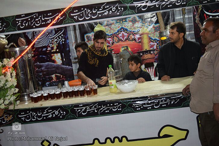 حضور زائران اربعین در موکب مردمی امام خامنه‌ای خرم‎آباد