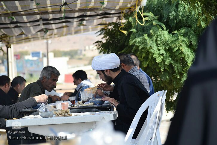 حضور زائران اربعین در موکب مردمی امام خامنه‌ای خرم‎آباد