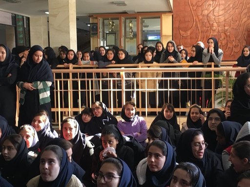 رد نشود///دانش‌آموزان در حال تماشای فوتبال + عکس