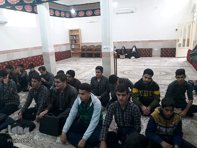 دیدار دانش&zwnj;آموزان بسیجی لرستان با آیت&zwnj;الله میرعمادی + عکس