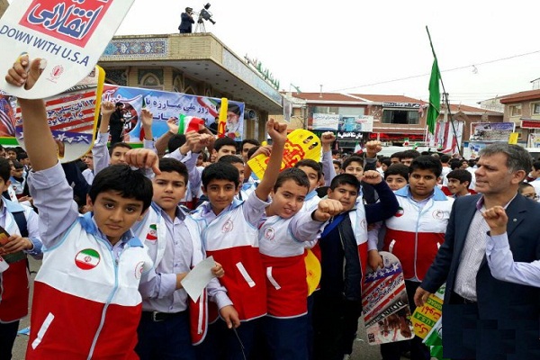 فریاد ایستادگی دانش&zwnj;آموزان ساروی در روز 13 آبان