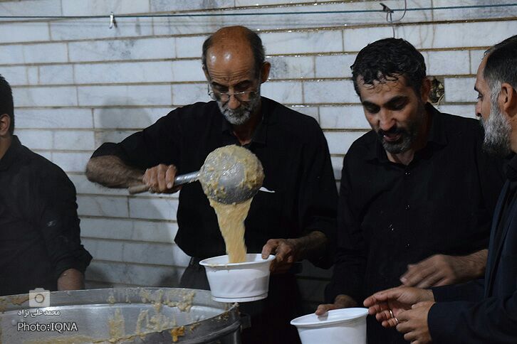 گزارش تصویری از تهیه و توزیع غذای نذری در خرم&zwnj;آباد