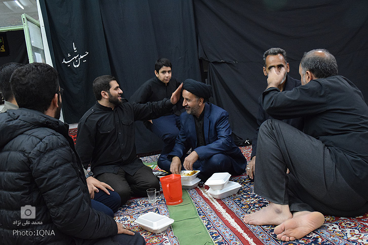 گزارش تصویری از تهیه و توزیع غذای نذری در خرم&zwnj;آباد