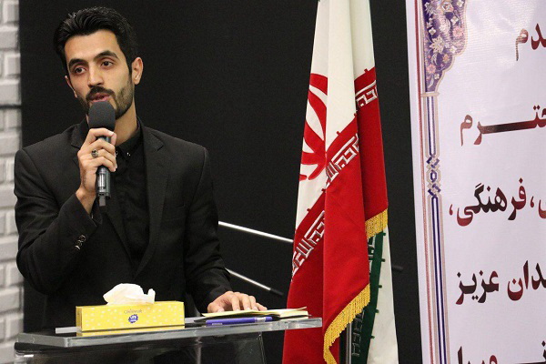 هنرمندی که جایزهاش را به مادر شهید تقدیم کرد هنرمندی که جایزهاش را به مادر شهید تقدیم کرد