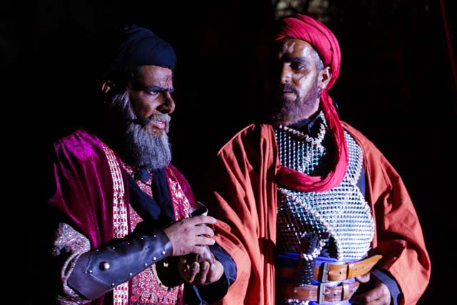 اجرای نمایش &laquo;گفت&zwnj;وگوی آب&raquo; توسط هنرمندان یزدی+عکس