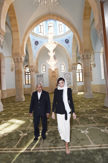 بازگشایی مسجد شیعیان باکو/ اهدای قرآن به معاون رئیس‌جمهور+عکس