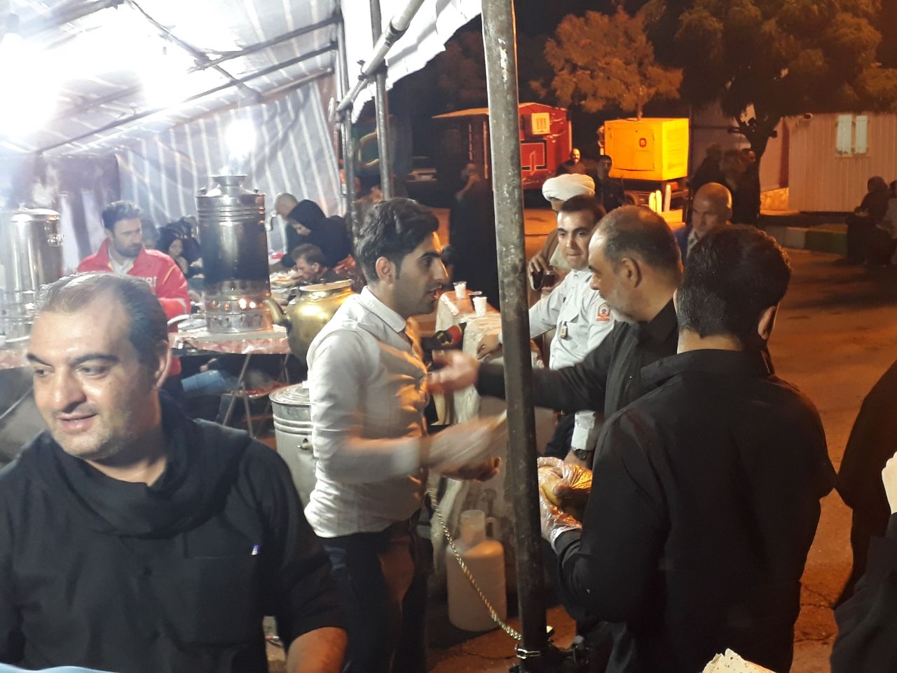 مشارکت اعضای سازمان دانشجویان جهاد دانشگاهی لرستان در پذیرایی از زائران اربعین+ عکس