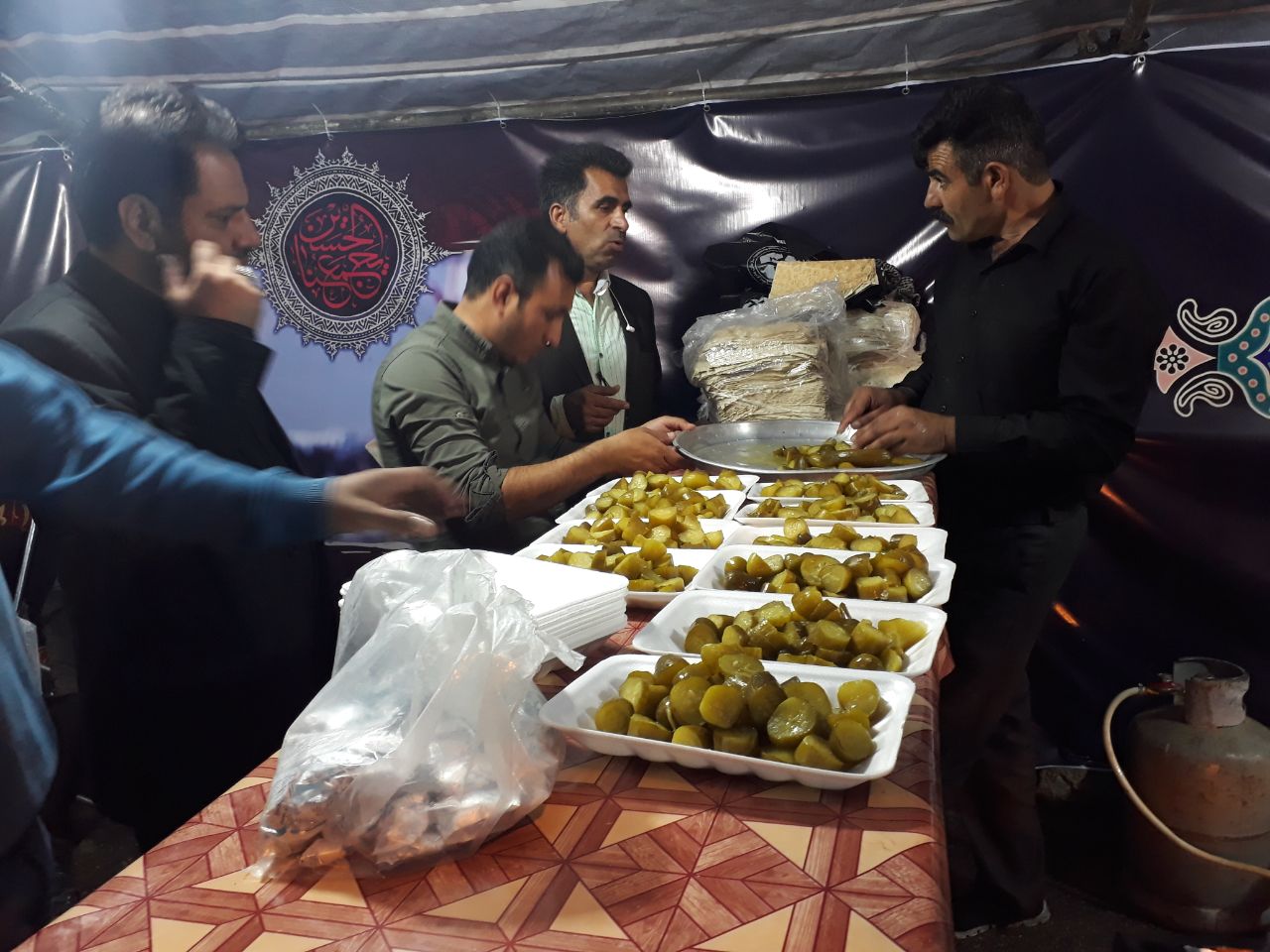 مشارکت اعضای سازمان دانشجویان جهاد دانشگاهی لرستان در پذیرایی از زائران اربعین+ عکس