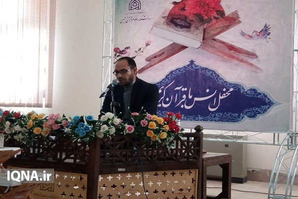 برپایی محفل انس با قرآن در دانشکده علوم قرآنی خمین برپایی محفل انس با قرآن در دانشکده علوم قرآنی خمین