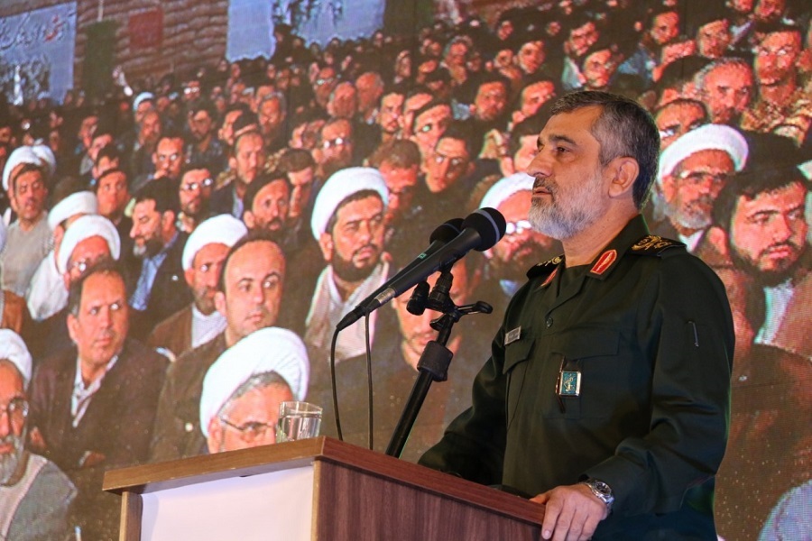 دشمن با غلو و تبلیغات رسانه&zwnj;ای خود را قدرتمند نشان می&zwnj;دهد