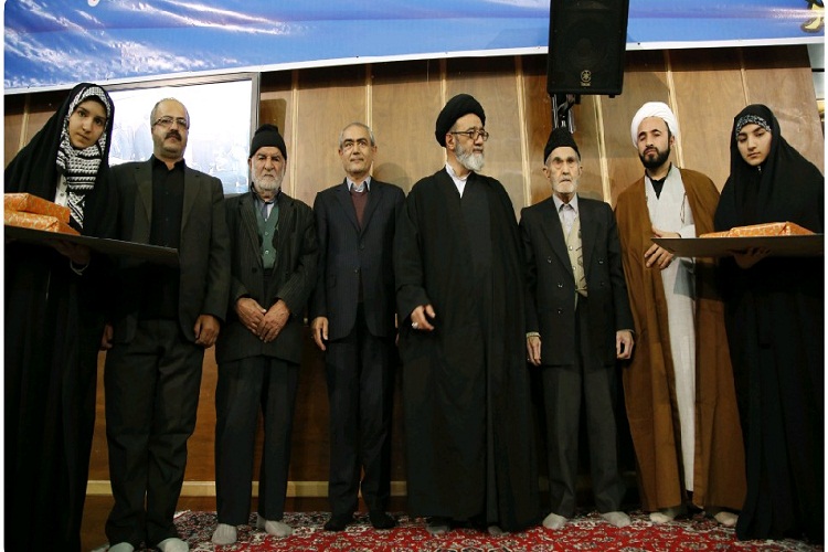 تجلیل از دو نفر از بانوان حافظان کل قرآن در نماز جمعه تبریز تجلیل از دو نفر از بانوان حافظان کل قرآن در نماز جمعه تبریز