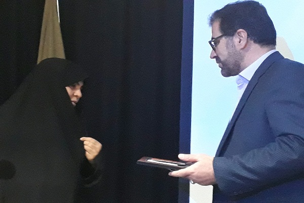 تجلیل از خانواده شهید زنده لرستانی در همایش ملی &laquo;جریان&zwnj;های سلفی تکفیری&raquo;