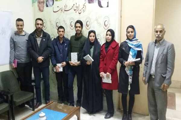 نجلیل از ۶ شاعر جوان به مناسبت هفته کتاب و کتابخوانی در بروجرد