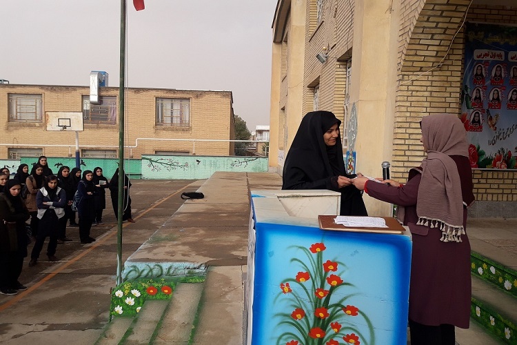 تجلیل از دانش&zwnj;آموزان برتر درس&zwnj;هایی از قرآن صحنه