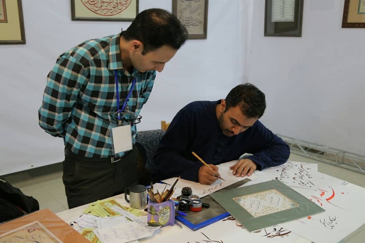کتابت آیات قرآنی با خودکار توسط خوشنویس تبریزی