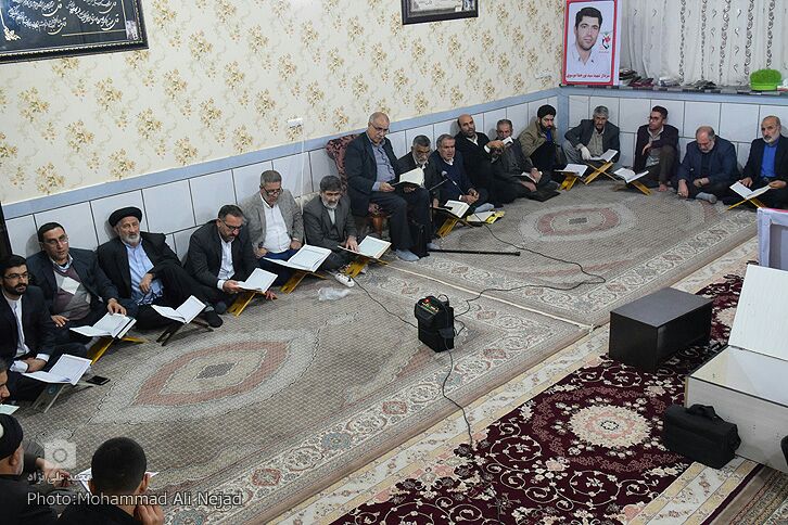 برگزاری محفل انس به قرآن در بیت شهید زنده لرستانی