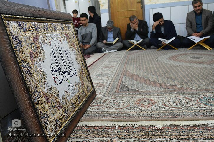 برگزاری محفل انس به قرآن در بیت شهید زنده لرستانی