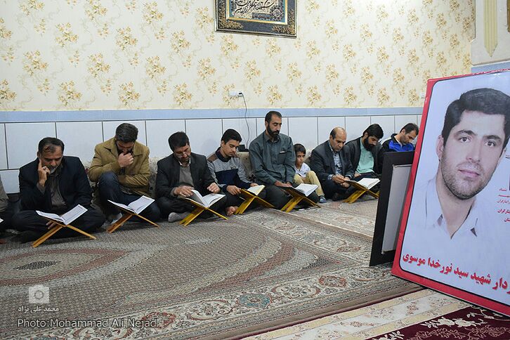 برگزاری محفل انس با قرآن در بیت شهید زنده لرستانی + عکس
