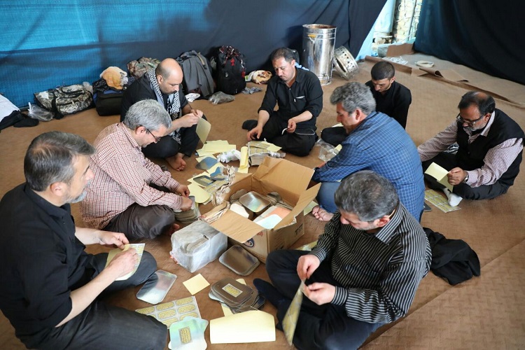 خدمت رسانی به زوار اربعین در موکب امام رضا(ع) در کربلا