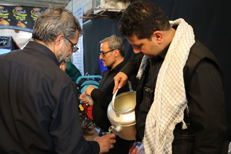خدمت رسانی به زوار اربعین در موکب امام رضا(ع) در کربلا