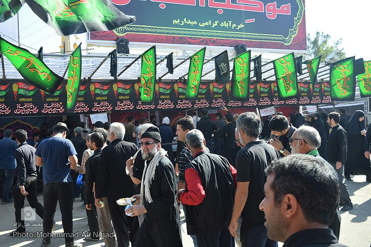 گزارش تصویری از خدمت&zwnj;رسانی به زائران اربعین در موکب&zwnj;های خرم&zwnj;&lrm;آباد