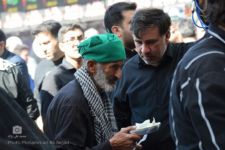 گزارش تصویری از خدمت&zwnj;رسانی به زائران اربعین در موکب&zwnj;های خرم&zwnj;&lrm;آباد