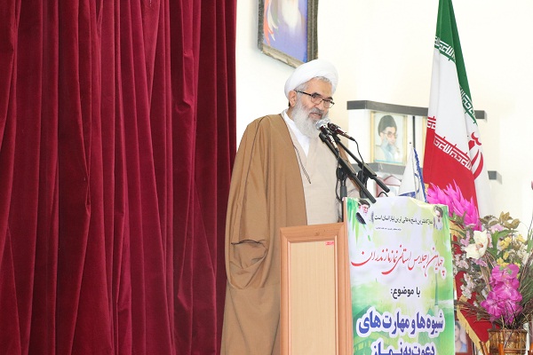 معلمان باورمندانه داعی عملی به نماز باشند