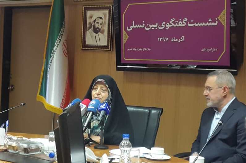 بطحایی و ابتکار در گفت&zwnj;و&zwnj;گوی بین نسلی با دانش&zwnj;آموزان