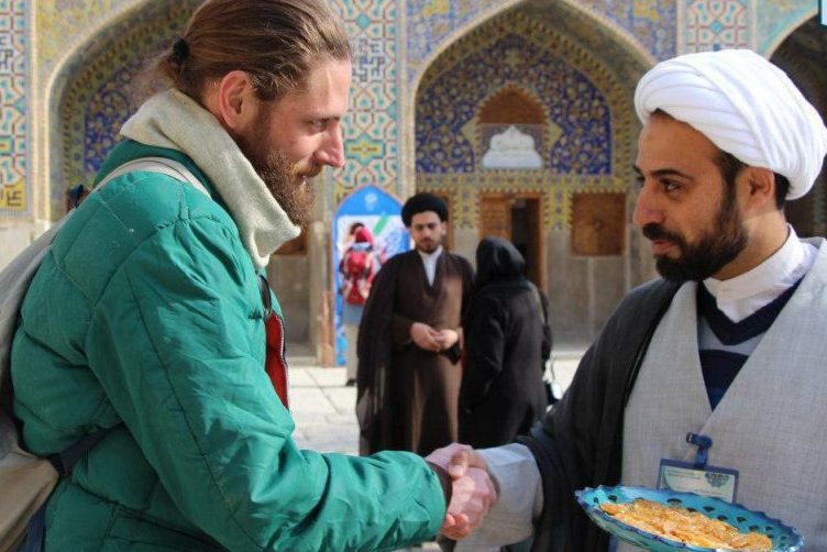 آموزش چهار زبان خارجی به خدام آستان بانوی کرامت