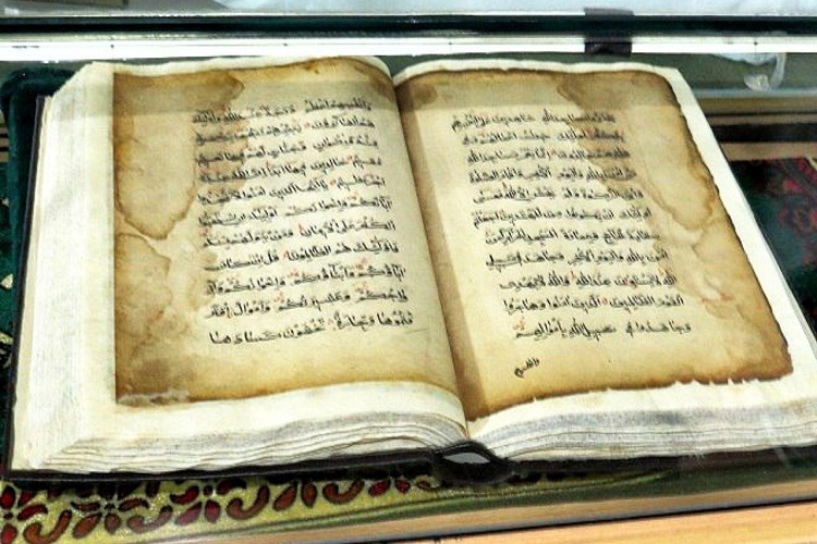 ویترین محافظتی قرآن تاریخی روستای «هفتاش» نصب و جانمایی شد ویترین محافظتی قرآن تاریخی روستای «هفتاش» نصب و جانمایی شد