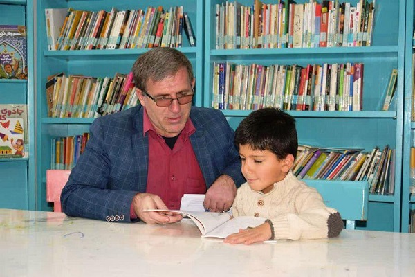 شوق خواندن در خردسال&zwnj;ترین کتابخوان سلماسی