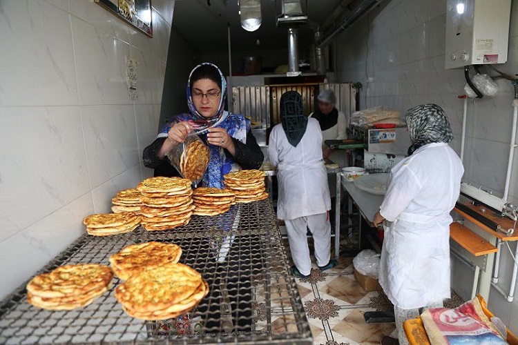 قصهٔ نان، برکت و کارآفرینی/ روایت پخت نان محلی و اشتغالزایی برای ۹ نفر