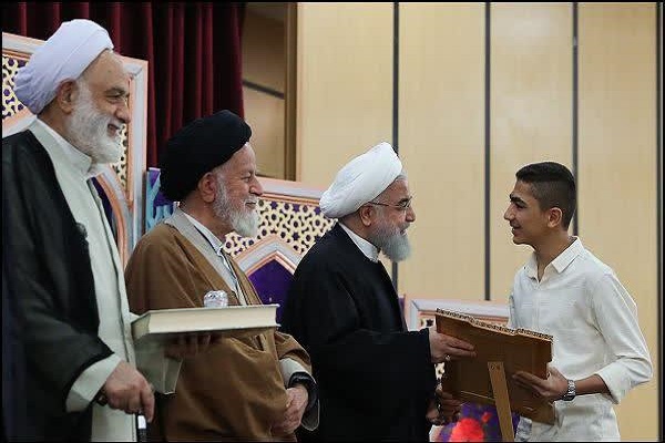 تقدیر از دانش&zwnj;آموز همدانی در اجلاس سراسری نماز