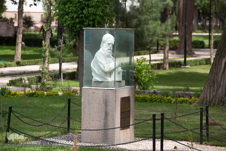 عمر خیام، فردی کم&zwnj;گوی اما گوهر گوی بود