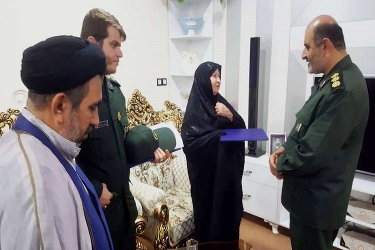 دیدار فرمانده سپاه گچساران با خانواده 3 شهید