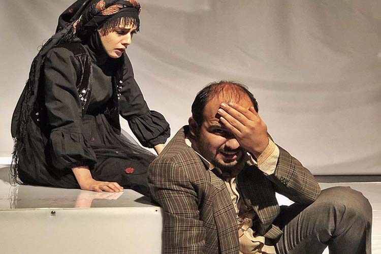 نمایش تئاتر هنرمندان یزدی در جشنواره ملی «لالههای سرخ» نمایش تئاتر هنرمندان یزدی در جشنواره ملی «لالههای سرخ»