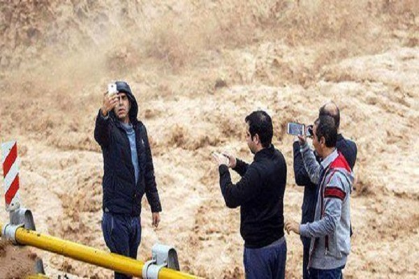 افراد به جای سلفی گرفتن اخلاص خود را بالا ببرند/ دردسر سلفی گرفتن صحنه&zwnj;های حوادث