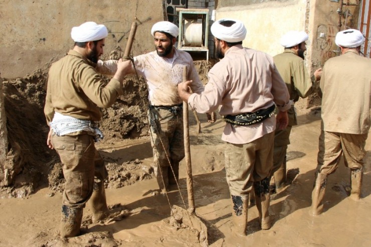 فعالیت گروه‌های جهادی طلاب در مناطق سیل‌زده لرستان