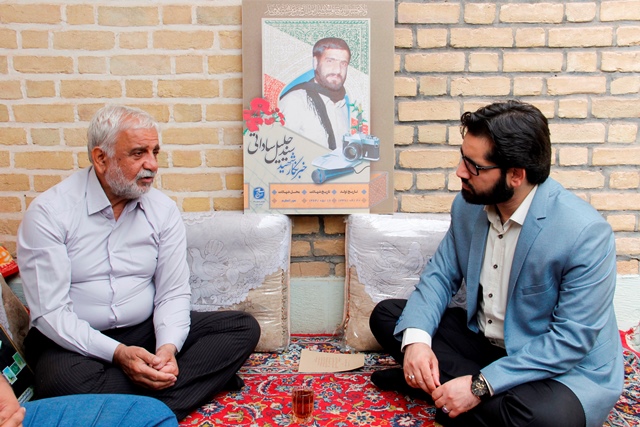 دیدار دبیر ستاد هفته هنر انقلاب اسلامی یزد با خانواده شهید ساداتی+عکس