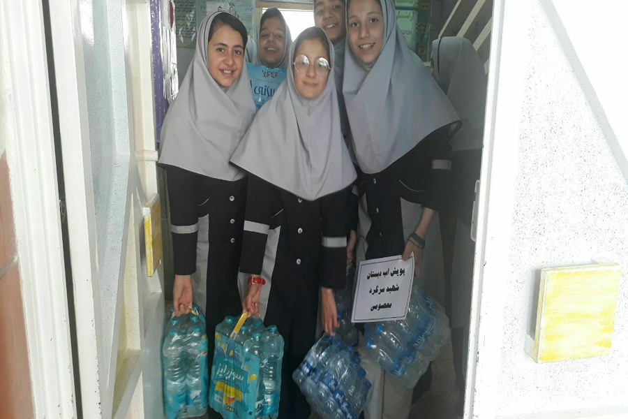 معلمان و دانش&zwnj;آموزان قزوینی به یاری سیل&zwnj;زدگان شتافتند