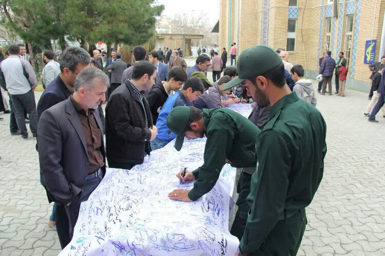 امضای طومار ۳۰ متری در حاشیه نماز جمعه همدان امضای طومار ۳۰ متری در حاشیه نماز جمعه همدان