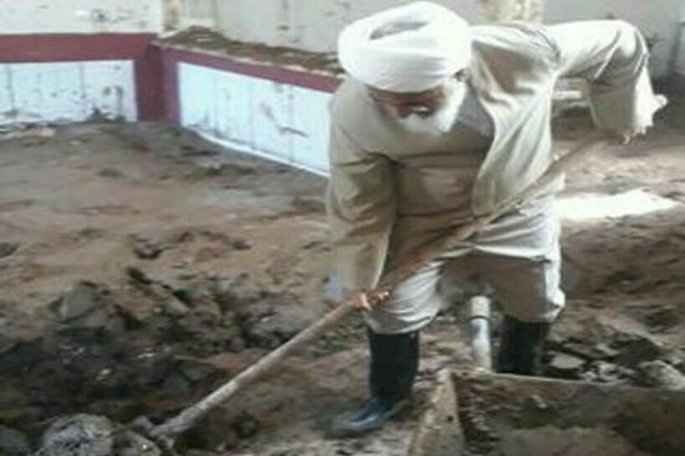 آیت&zwnj;الله عابدینی به یاری سیل&zwnj;زدگان استان لرستان شتافت+عکس