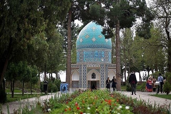 مدح و سپاس امیران و پادشاهان در اشعار عطار وجود ندارد