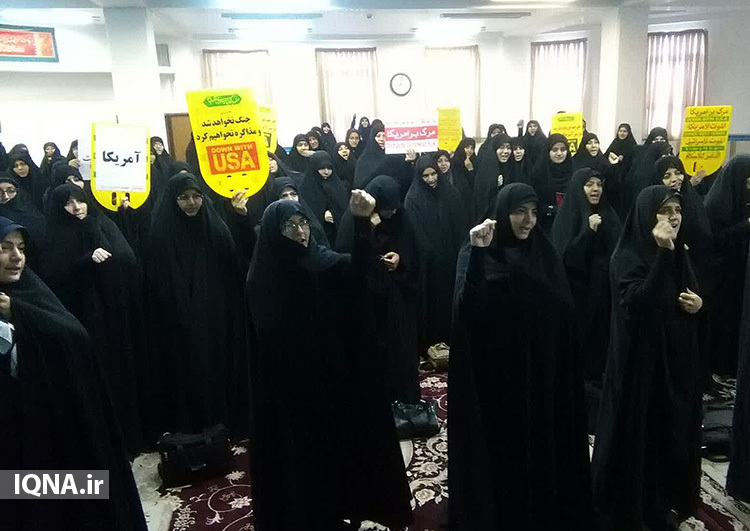 تجمع طلاب مدرسه علمیه زینب یزد در حمایت از سپاه