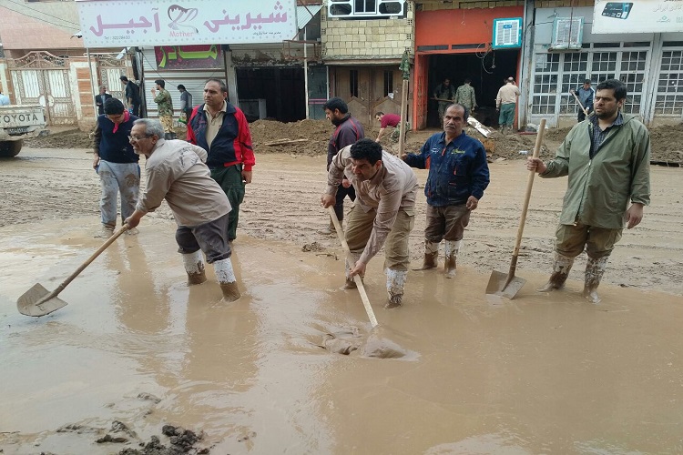 فروکش غم سیلاب با همت جوانان عاشق به وطن فروکش غم سیلاب با همت جوانان عاشق به وطن