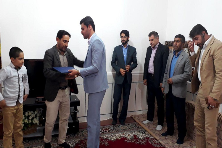 دیدار اعضای جهاددانشگاهی کهگیلویه و بویراحمد با خانواده شهید فرزادیان